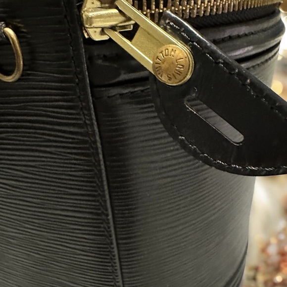 Louis Vuitton Black Epi Leather Noir
Cannes Vanity Case. Like New! 🔥 - Picture 8 of 16